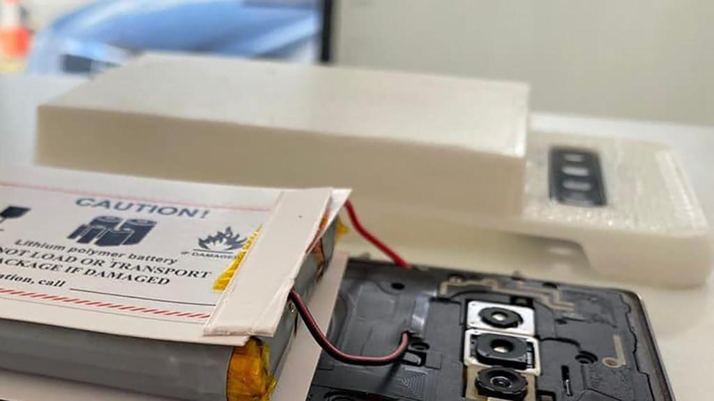 La carcasa blanca diseñada con una impresora 3D