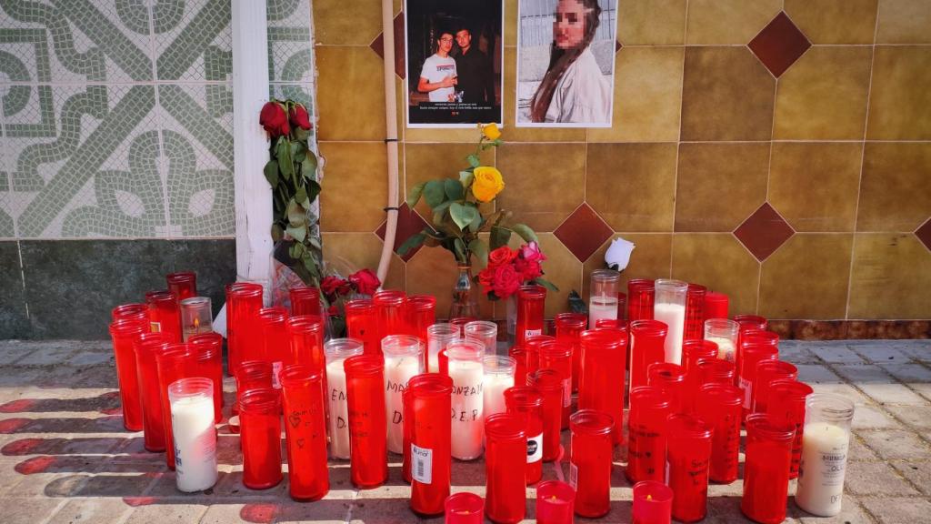 Velas en recuerdo de Gonzalo, Emous y Marta, los tres fallecidos.