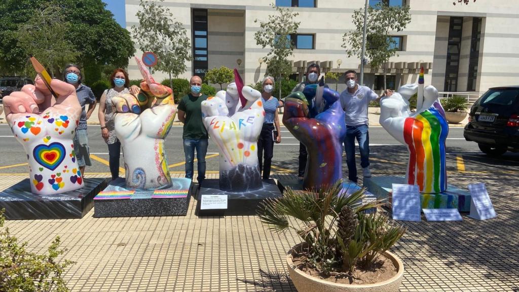 Las esculturas, inspiradas en la mano de la UA, están decoradas con motivos LGTBI.