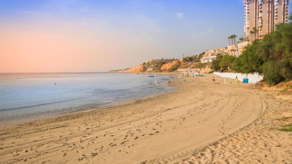La playa oriolana de Barranco Rubio  reconocida con la Bandera Azul.
