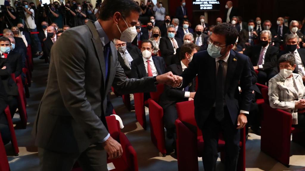 Pedro Sánchez saluda a Pere Aragonès en el acto del 250 aniversario de Foment del Traball, en Barcelona.