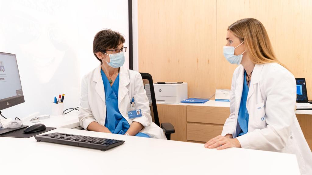 Victoria Bonet, directora médica, y Alexia Arbós, ginecóloga del Grupo Policlínica IVI.