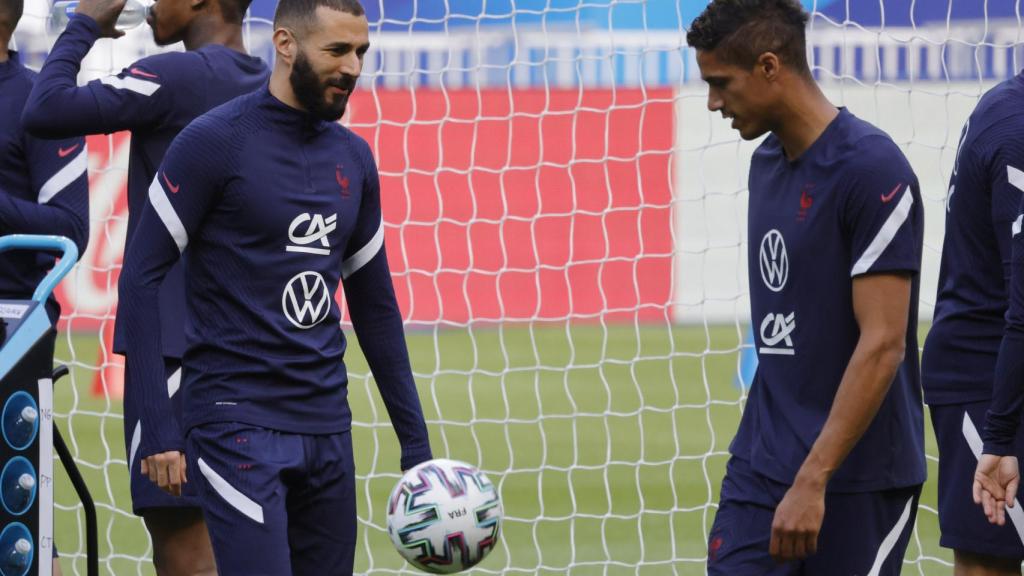 Benzema y Varane, con Francia