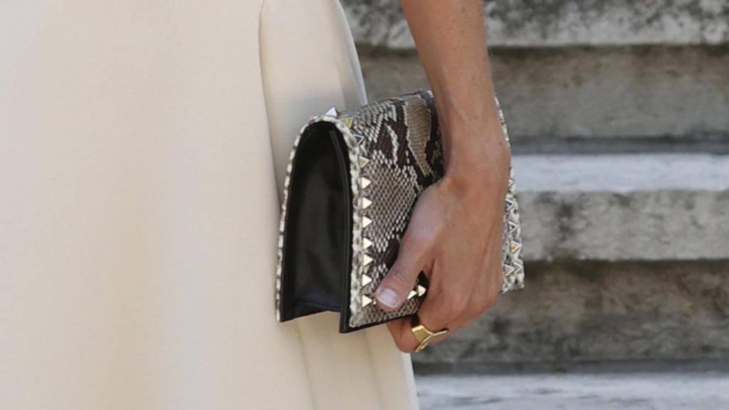 La cartera que ha lucido Letizia este martes.