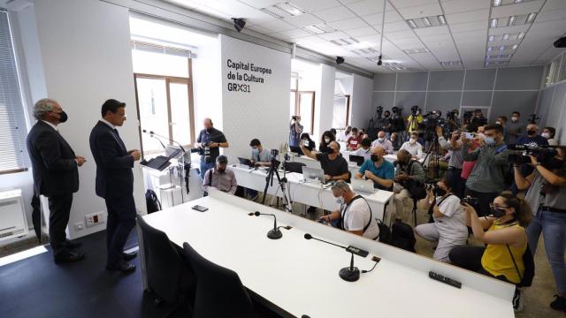 Luis Salvador en la sala de prensa del Ayuntamiento de Granada.