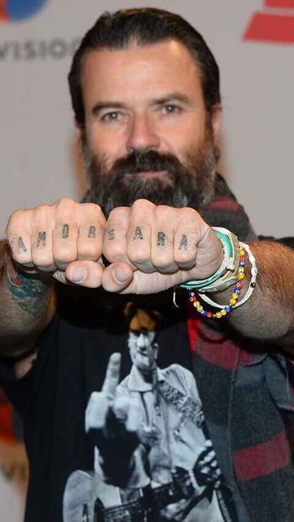 Pau Donés exhibiendo los tatuajes con las palabras 'Amor' y 'Sara' .