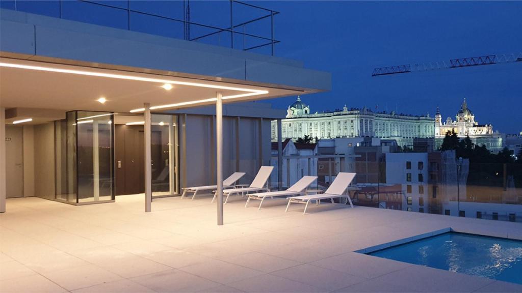 Azotea Park & Palace con vistas al Palacio Real.