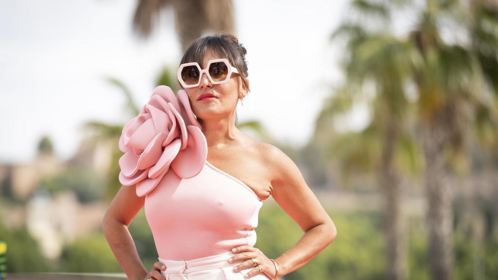 Candela Peña, con un original 'look' conformado por un bañador y un 'short'.