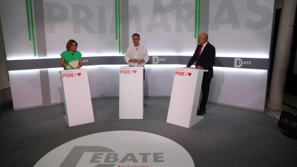 Los tres candidatos en sus atriles durante el debate.