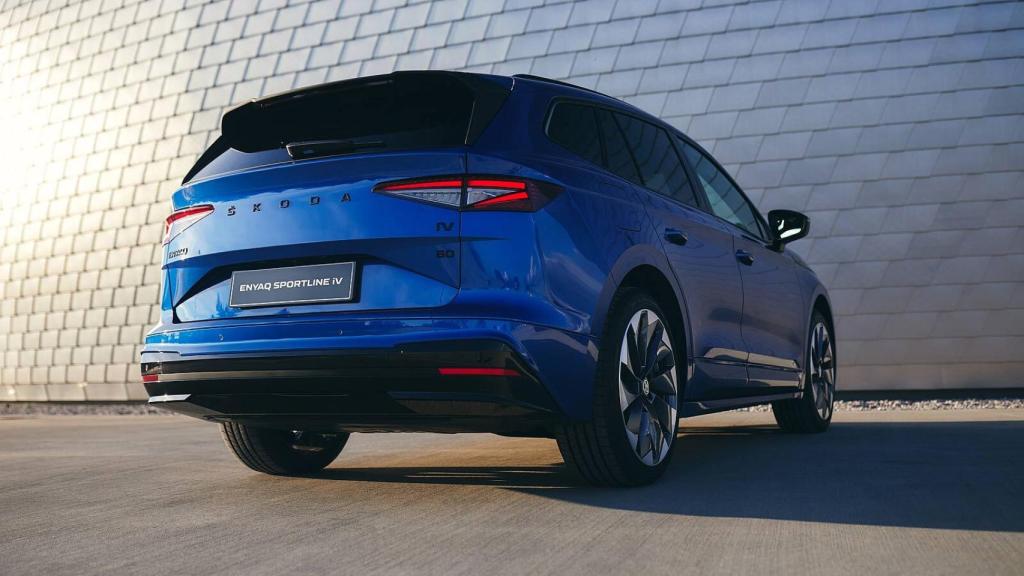 La variante Sportline del vehículo se ofrece en España con dos niveles de potencia. El Enyaq Sportline iV 80 desarrolla hasta 201 caballos, mientras que el la variante iV 80x llega a los 261 caballos.