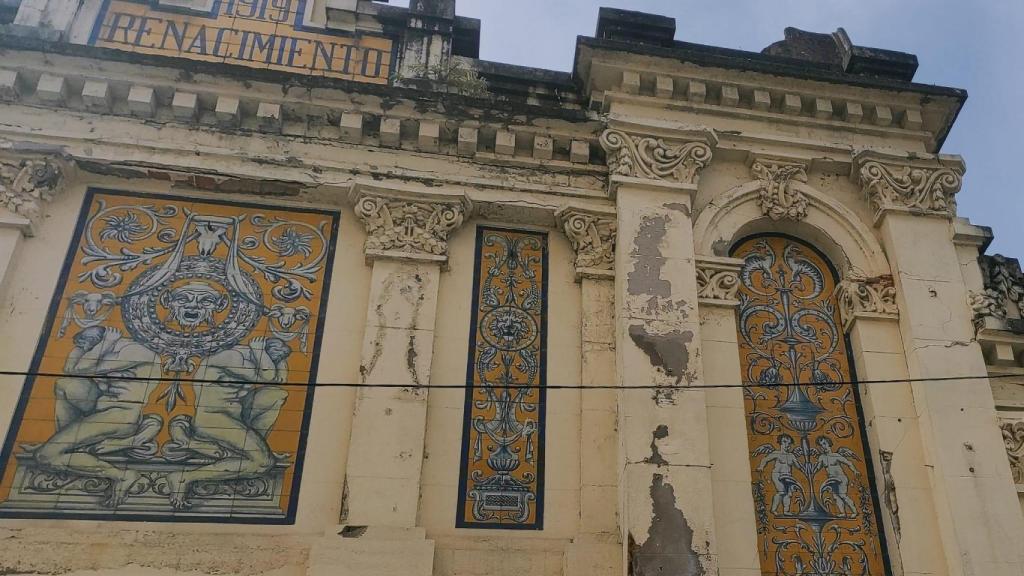 Fachada del teatro Rena, en Ferrol.