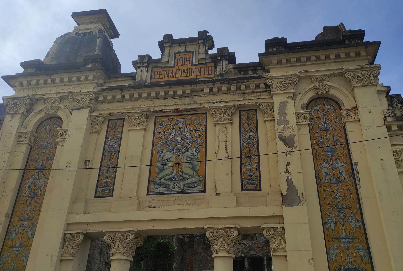 Actual aspecto de la fachada del teatro Rena. Foto: Quincemil.