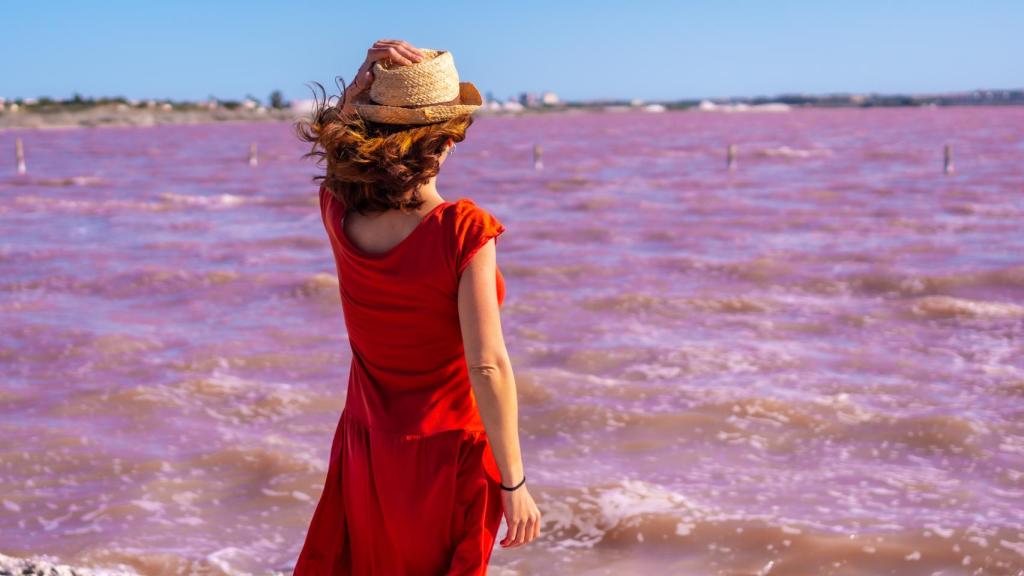 El color rojizo de sus aguas se debe  a los pigmentos que poseen una serie de bacterias.