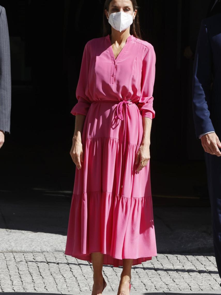 Letizia con vestido rosa de Hugo Boss.