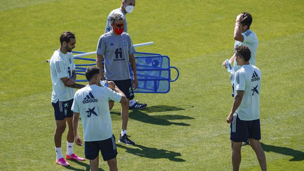 Luis Enrique, con Carlos Soler, Rodrigo Moreno, Brais Méndez y Pablo Fornals