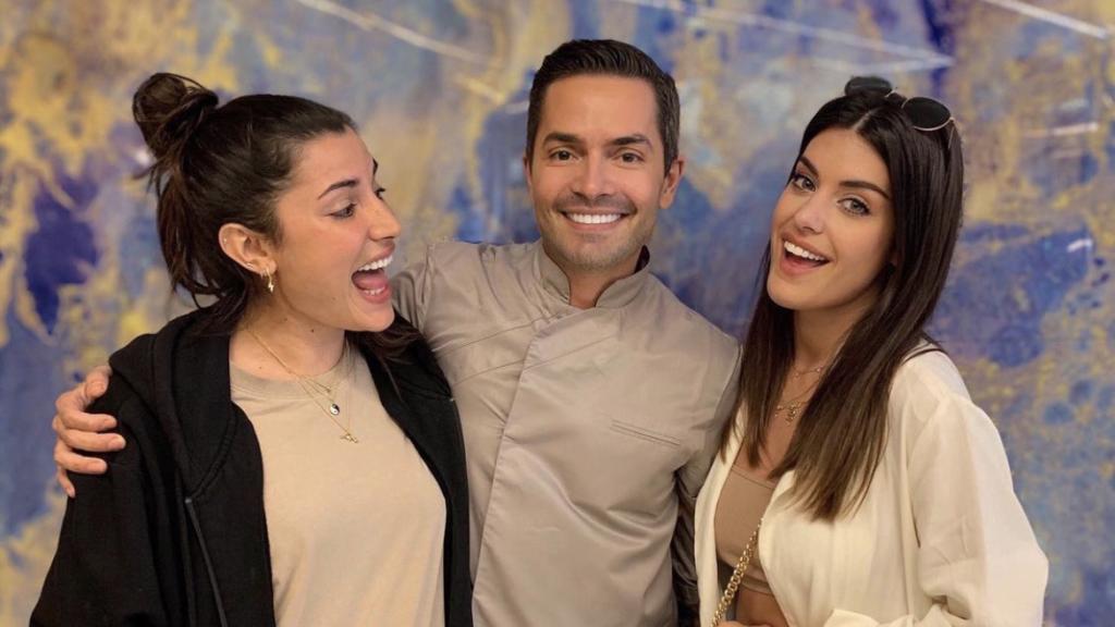 El doctor Carlos Saiz junto a la influencer Aida Domenech y su mujer, Alba Paul.