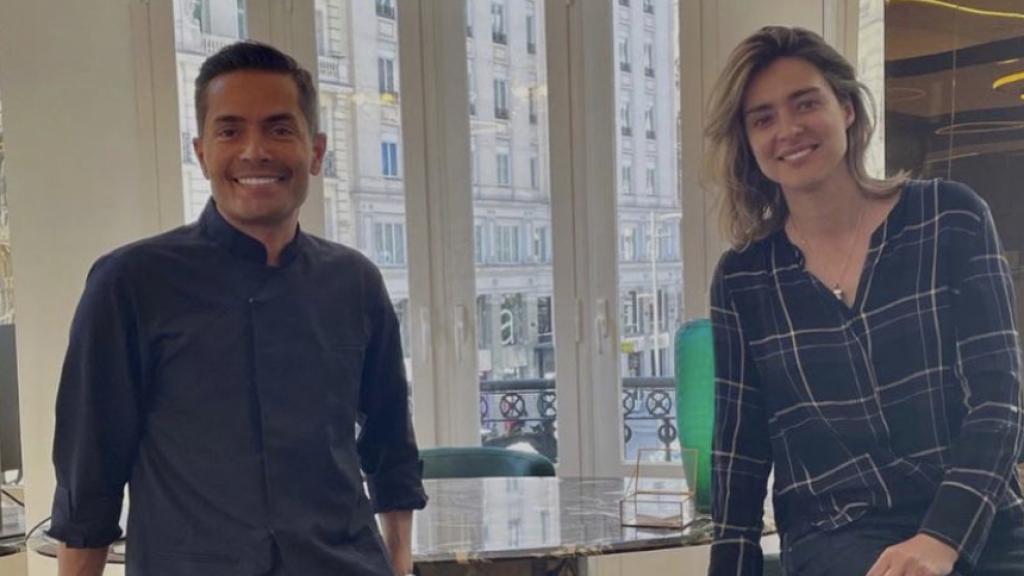 La presentadora Sandra Barneda junto al doctor Carlos Saiz.