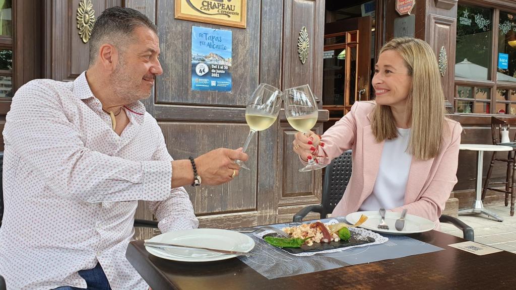 Emilio Urrea y Lidia López, en Chapeau, uno de los treinta locales que participan en De tapas por Alicante.