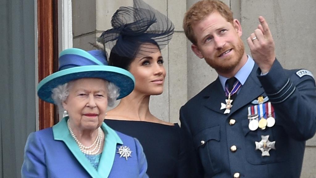 Los duques de Sussex junto a la reina Isabel II en un acto público en Buckingham en 2018.