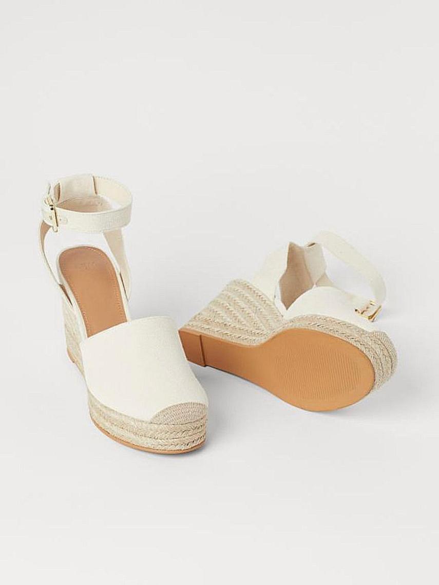 Alpargatas blancas de H&M.