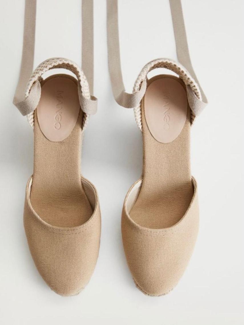 El modelo de alpargatas de Mango.