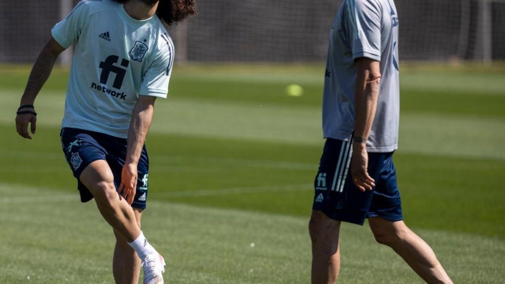Marc Cucurella y Luis Enrique, durante el entrenamiento de este jueves