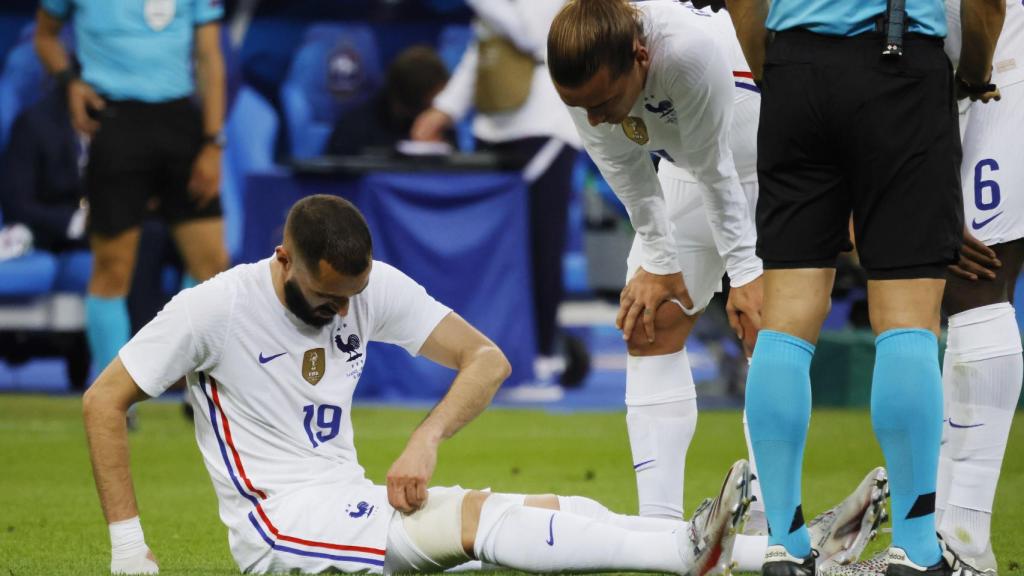 Karim Benzema, tendido en el césped durante un partido con Francia