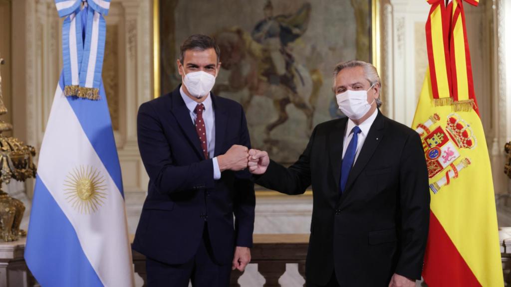 El presidente del Gobierno, Pedro Sánchez (i) y el presidente de Argentina, Alberto Fernández (d).