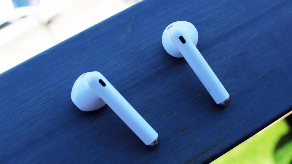 Los Huawei FreeBuds 4 son elegantes y ligeros.