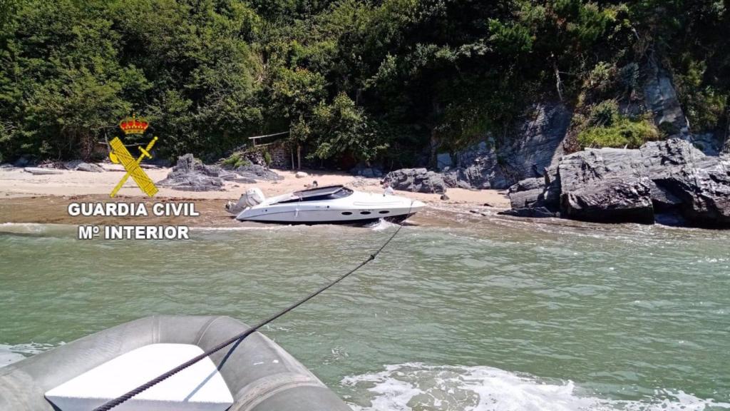 Embarcación de recreo encallada en la arena en la desembocadura del Río Mandeo a la que auxilió la Guardia Civil