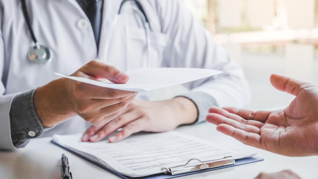 Inhabilitado el médico pontevedrés que cobraba por emitir certificados de defunción