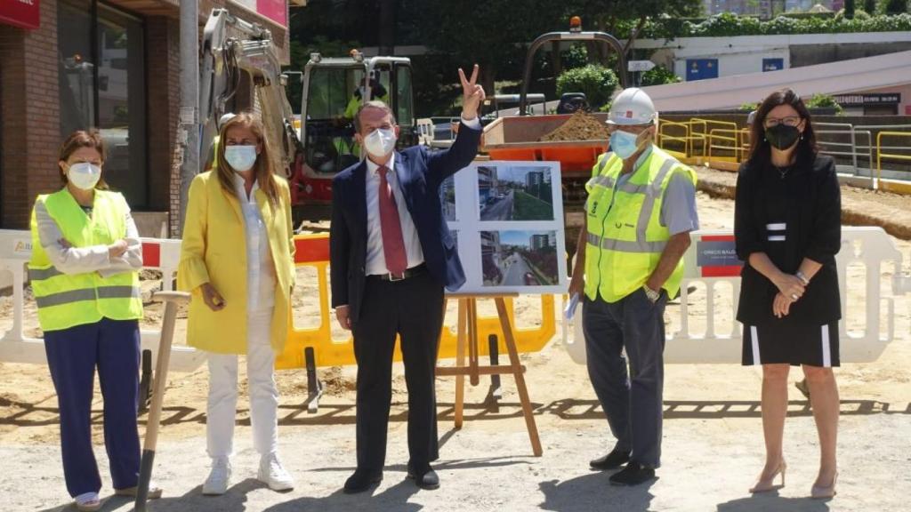 Abel Caballero participa en el acto de colocación de la primera piedra en las obras