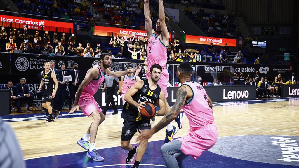 Fitipaldo intentando anotar en el Lenovo Tenerife - Barça