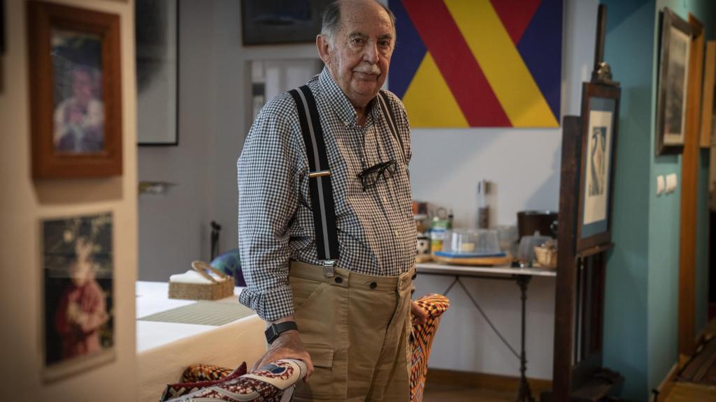 Julio Feo, en su casa; al fondo, un cuadro con los colores de la bandera republicana.
