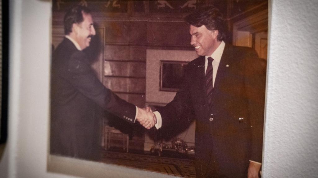 Julio Feo estrecha la mano de Felipe González.