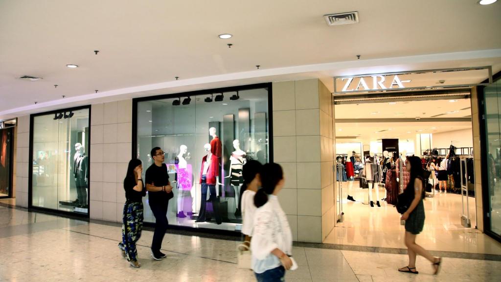 Entrada de una de las sucursales de Zara.
