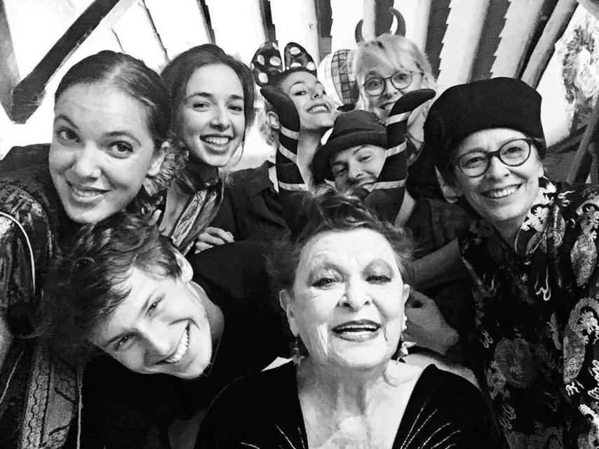 La familia (casi) al completo junto a Lucía Bosé en su 'casa azul' de Brieva.