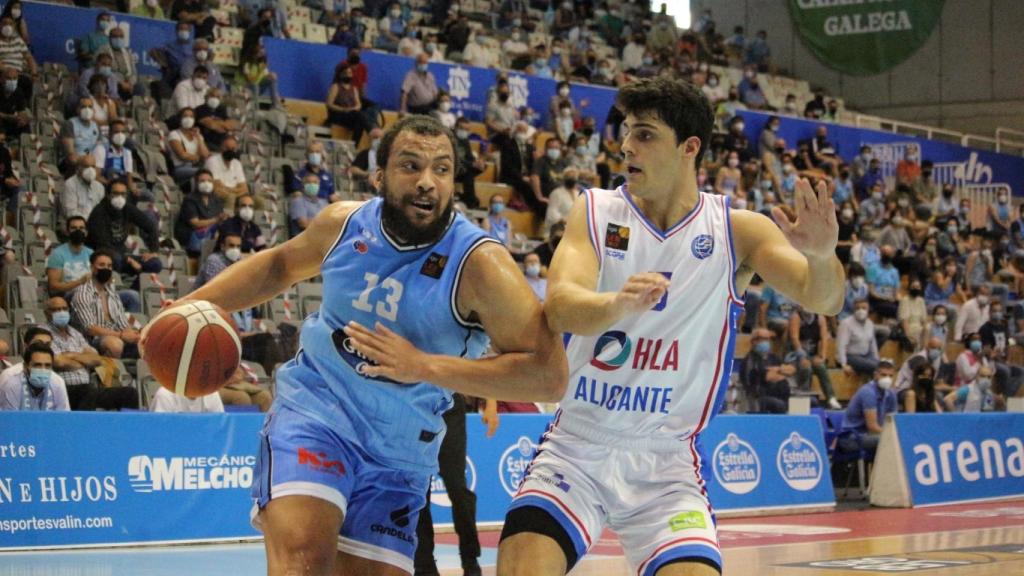 Larsen intenta entrar a canasta ante la oposición de Bilbao.