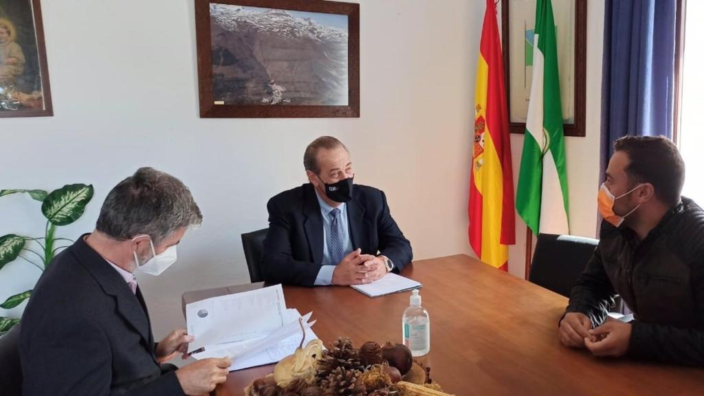 Víctor Expósito (Cs), actual alcalde de Trevélez (Granada), en una reunión con la Junta de Andalucía.