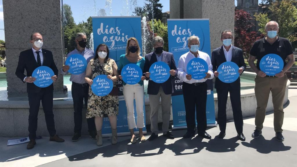 Fernández-Tapias y la Delegación Galega de Comercio durante la presentación de la campaña