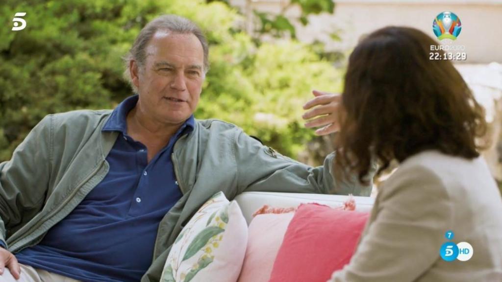 Osborne escuchando a la presidenta de la Comunidad de Madrid.