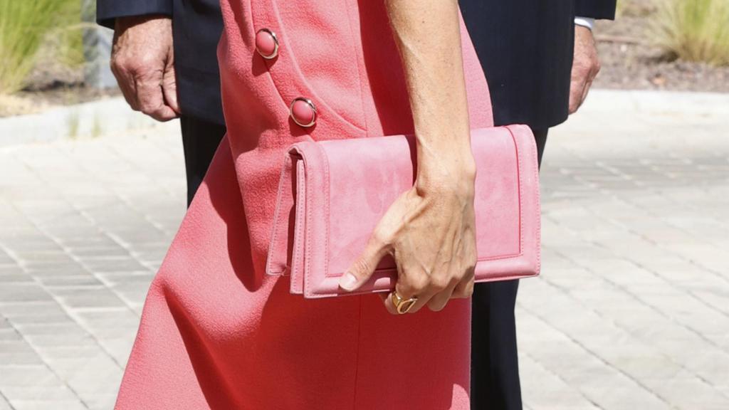 Cartea rosa a juego con los zapatos, también de Magrit.