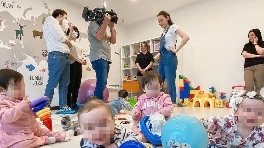 Kristina Ozturk atiende a un medio de comunicación para hablar de su familia. Al fondo, dos de sus 16 niñeras internas.