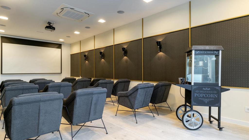 Sala de cine en la promoción Célere Las Rosas.
