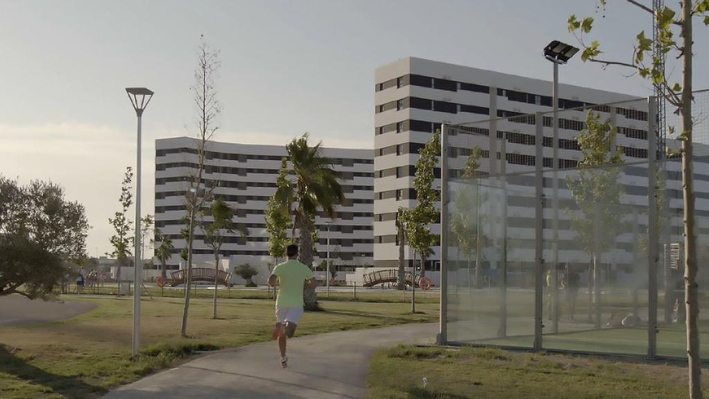 Pista de running en la promoción de Jardines Hacienda Rosario de Aedas Homes en Sevilla.