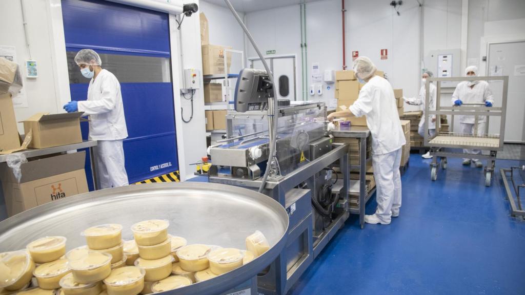 Trabajadores en la fábrica de Shukran.