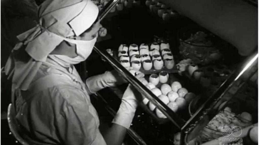 Una asistente de laboratorio, en una imagen del NO-DO.