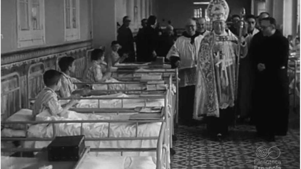 Imagen del NO-DO de un obispo bendice las instalaciones del asilo de San Rafael.