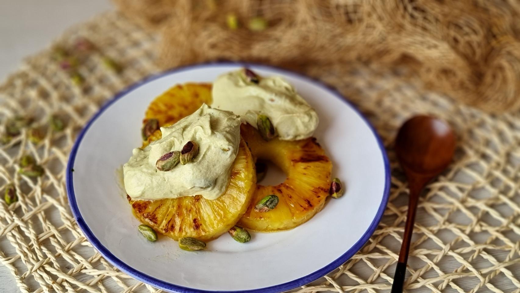 Piña asada con mousse de pistacho, un postre de fruta perfecto