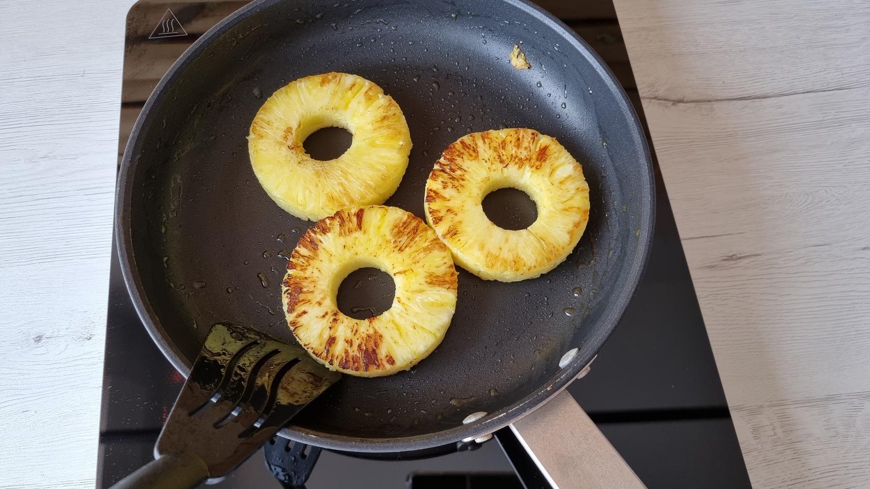 Piña asada con mousse de pistacho, un postre de fruta perfecto